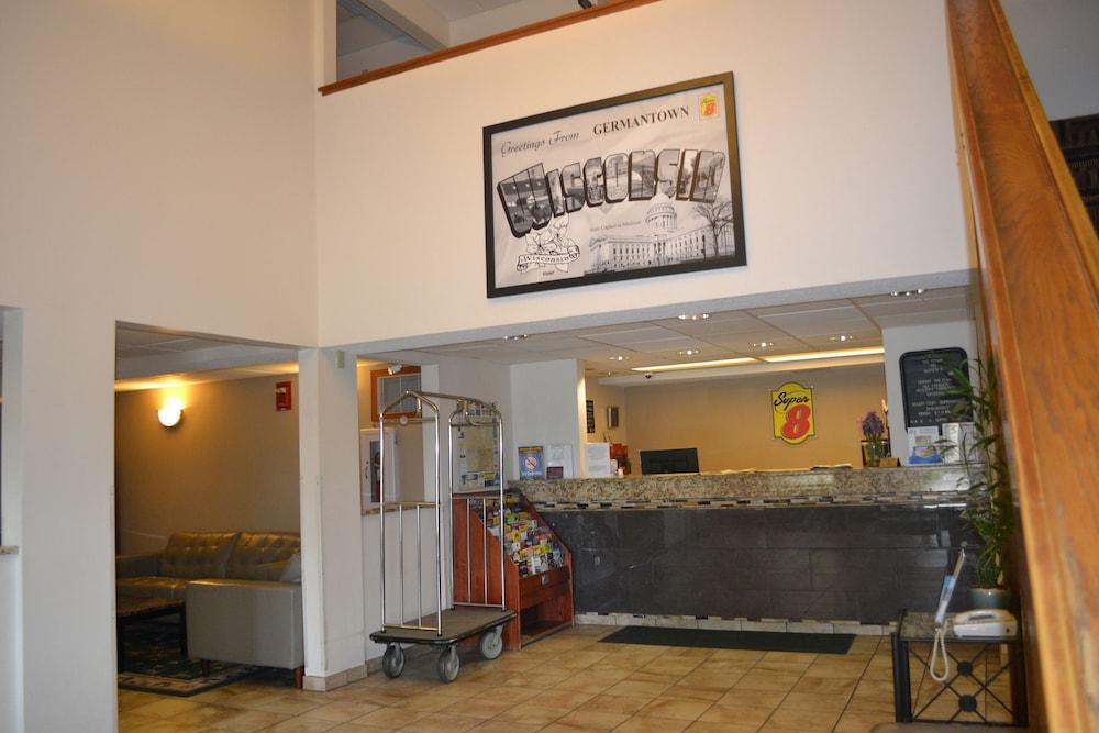 Hotel Super 8 By Wyndham Germantown/Milwaukee Exterior foto