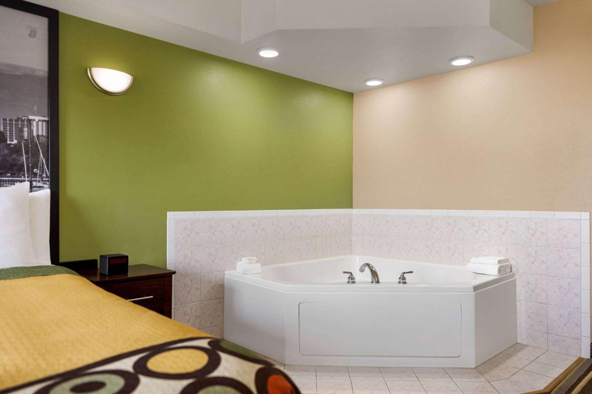 Hotel Super 8 By Wyndham Germantown/Milwaukee Exterior foto
