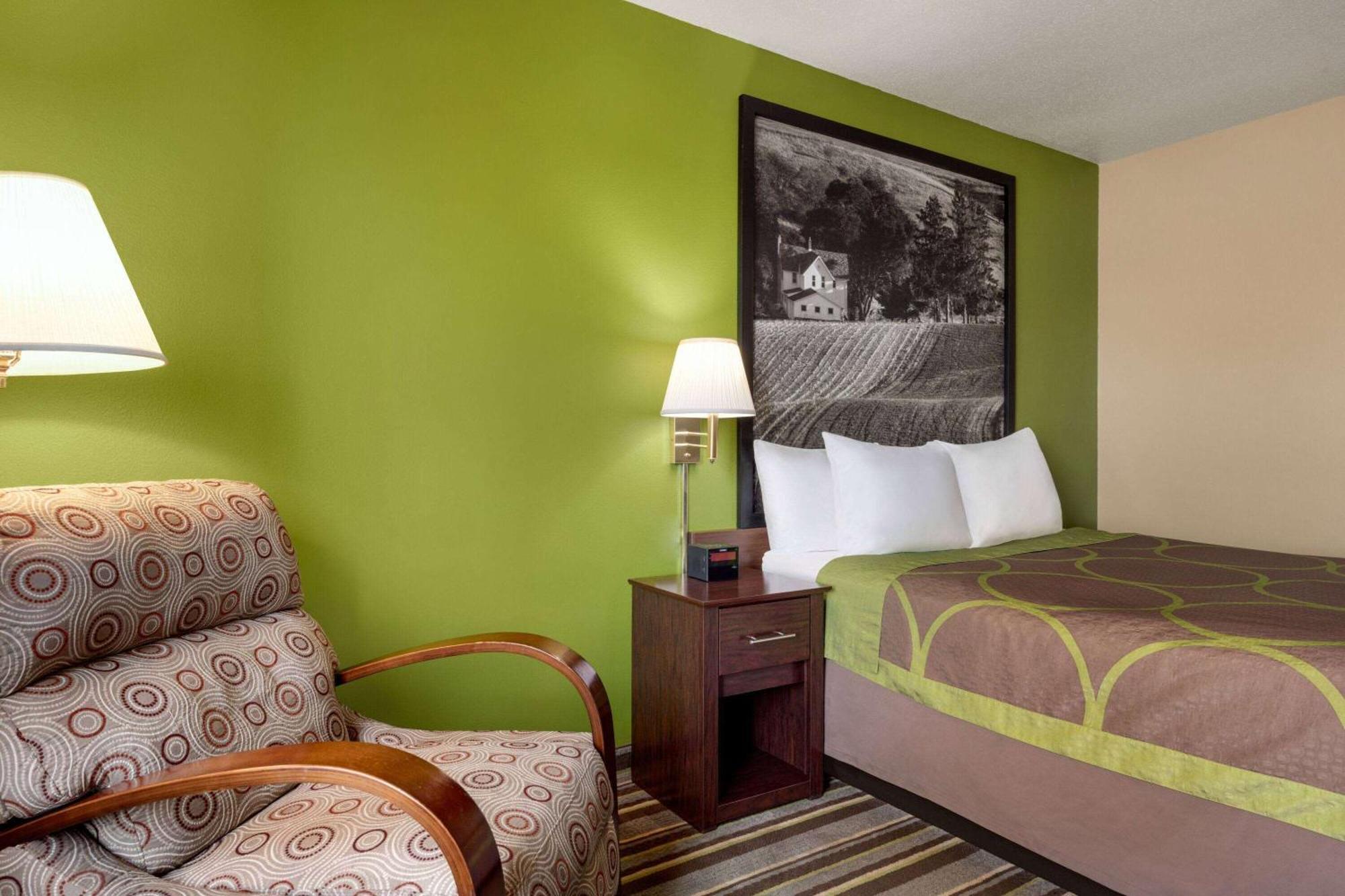 Hotel Super 8 By Wyndham Germantown/Milwaukee Exterior foto
