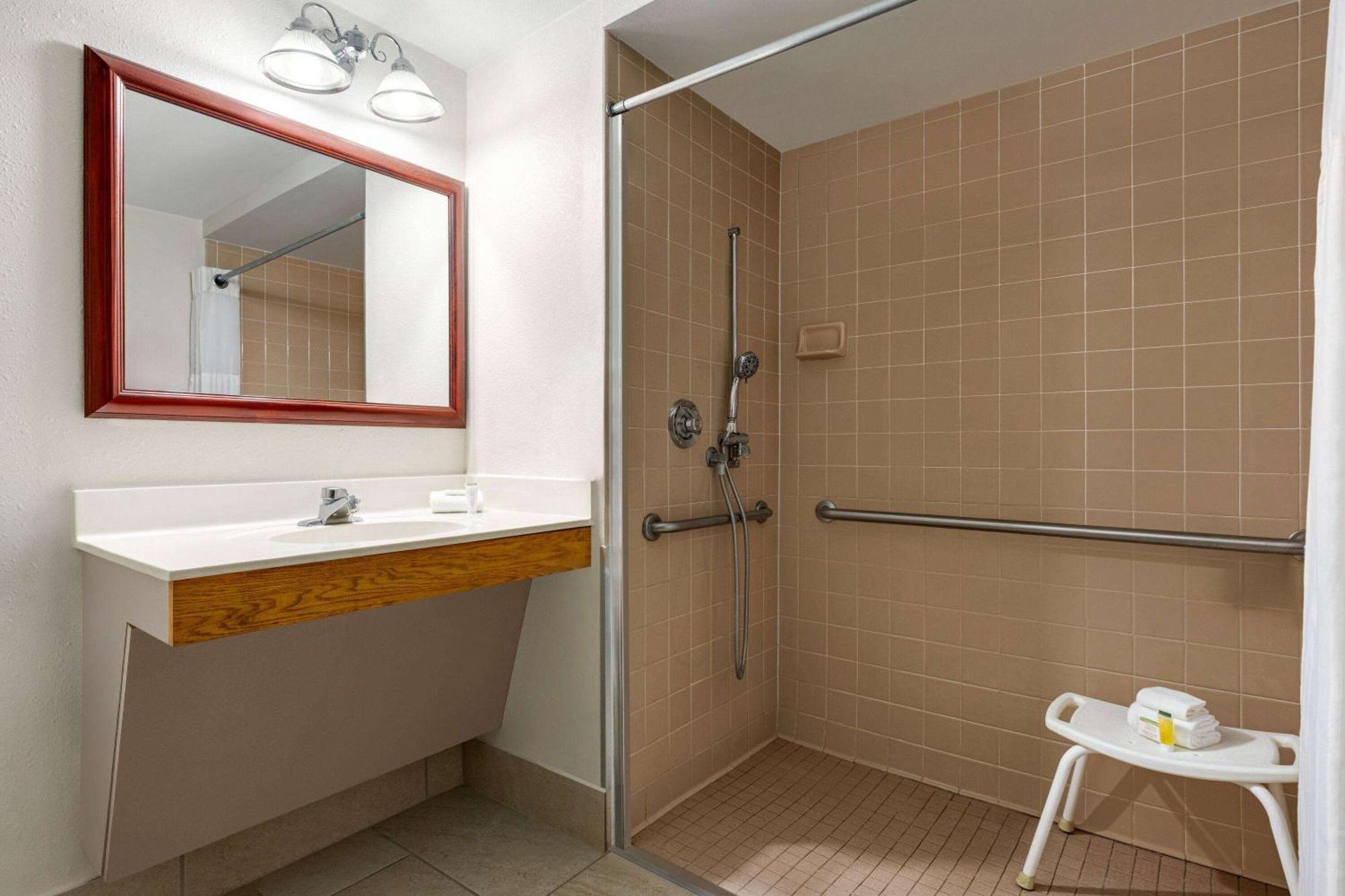 Hotel Super 8 By Wyndham Germantown/Milwaukee Exterior foto