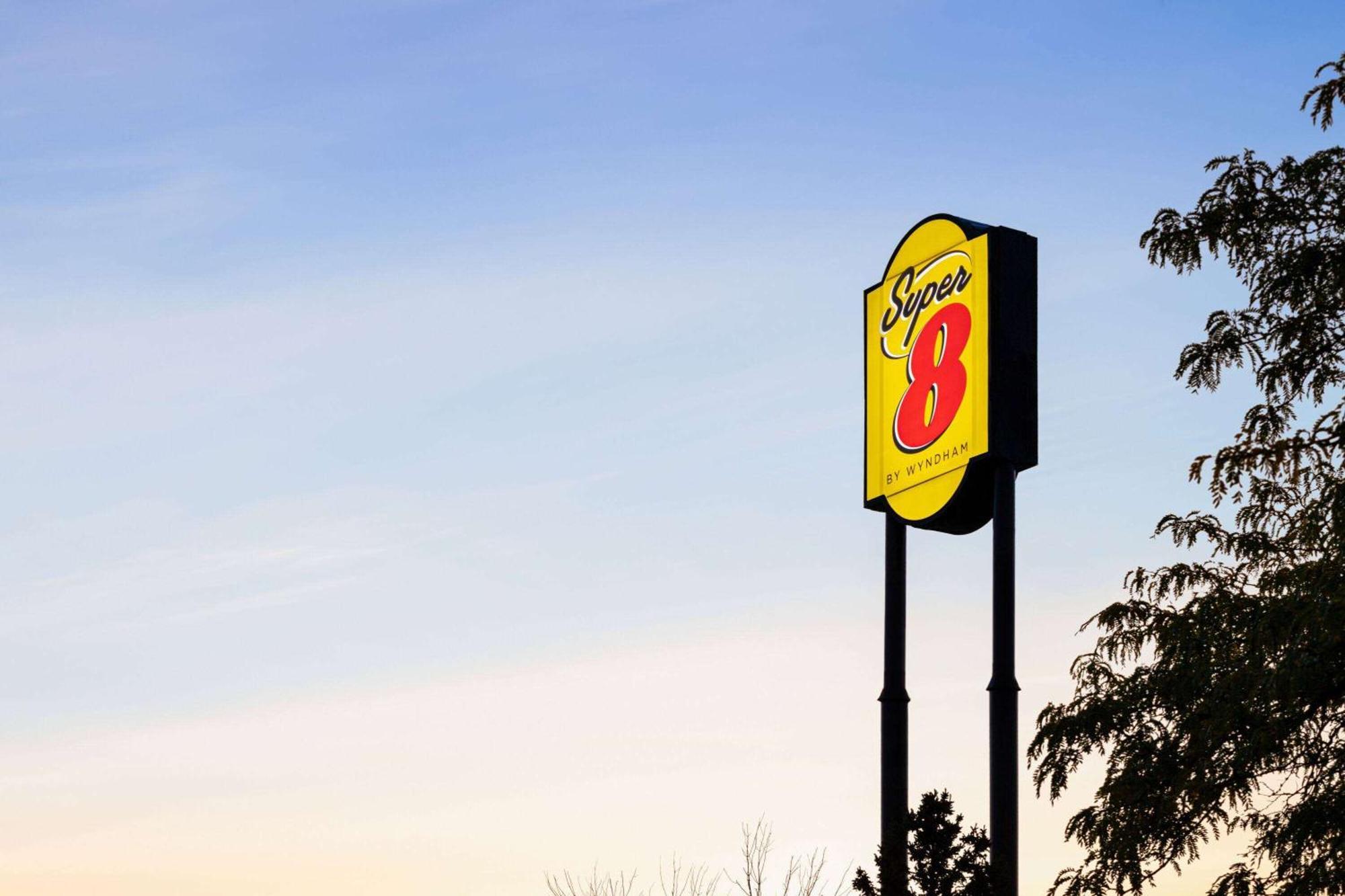 Hotel Super 8 By Wyndham Germantown/Milwaukee Exterior foto