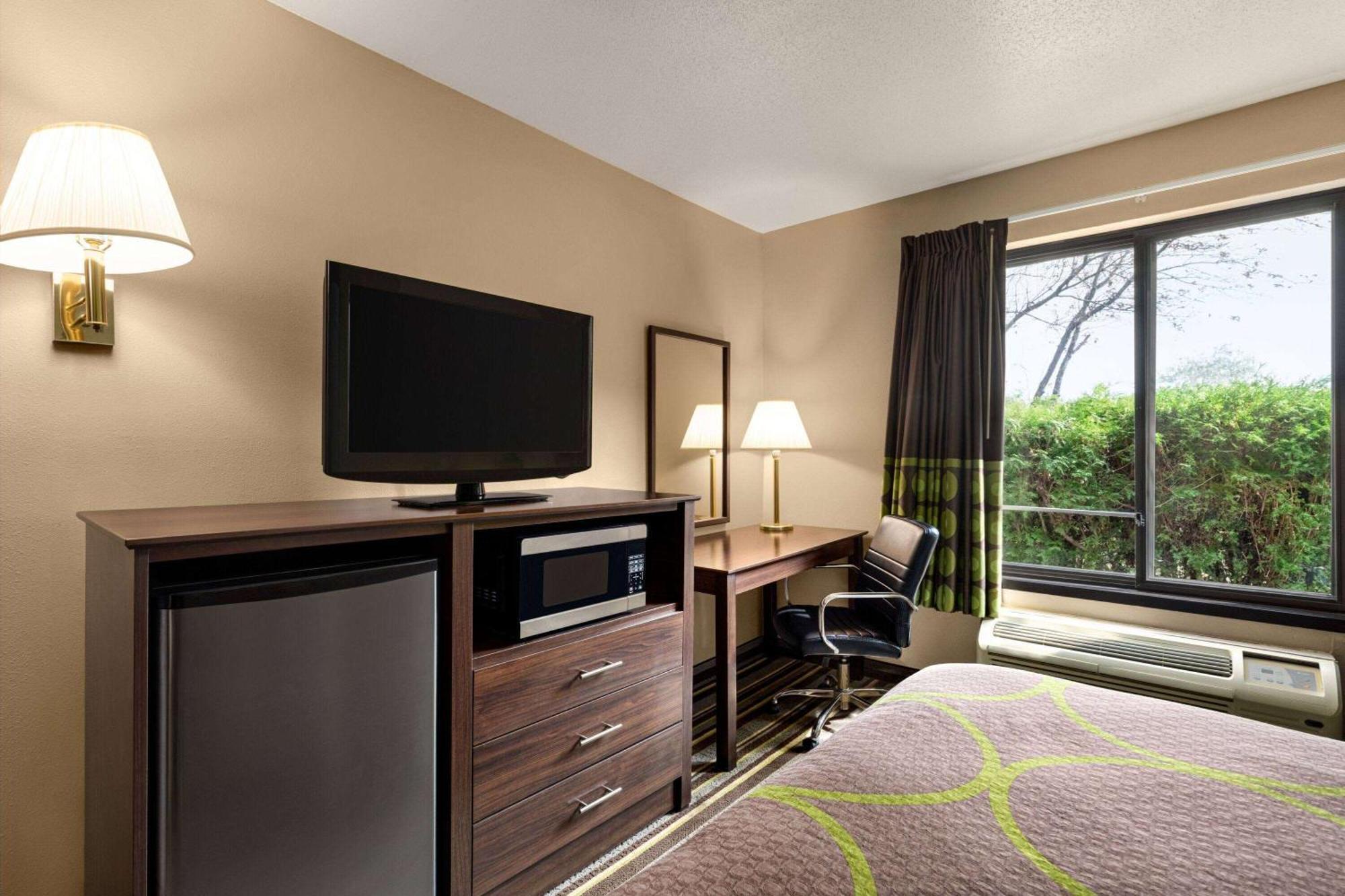 Hotel Super 8 By Wyndham Germantown/Milwaukee Exterior foto