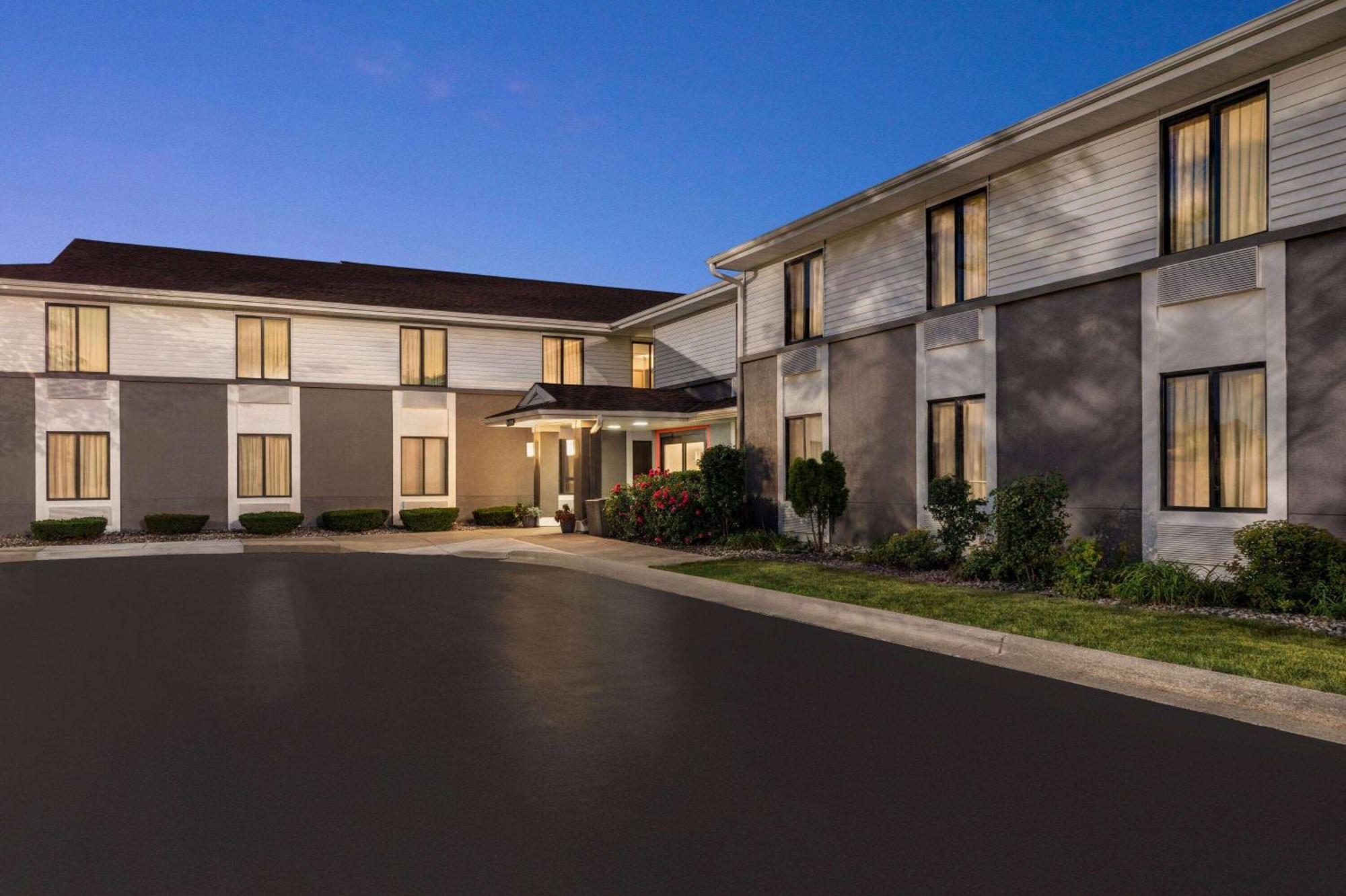 Hotel Super 8 By Wyndham Germantown/Milwaukee Exterior foto