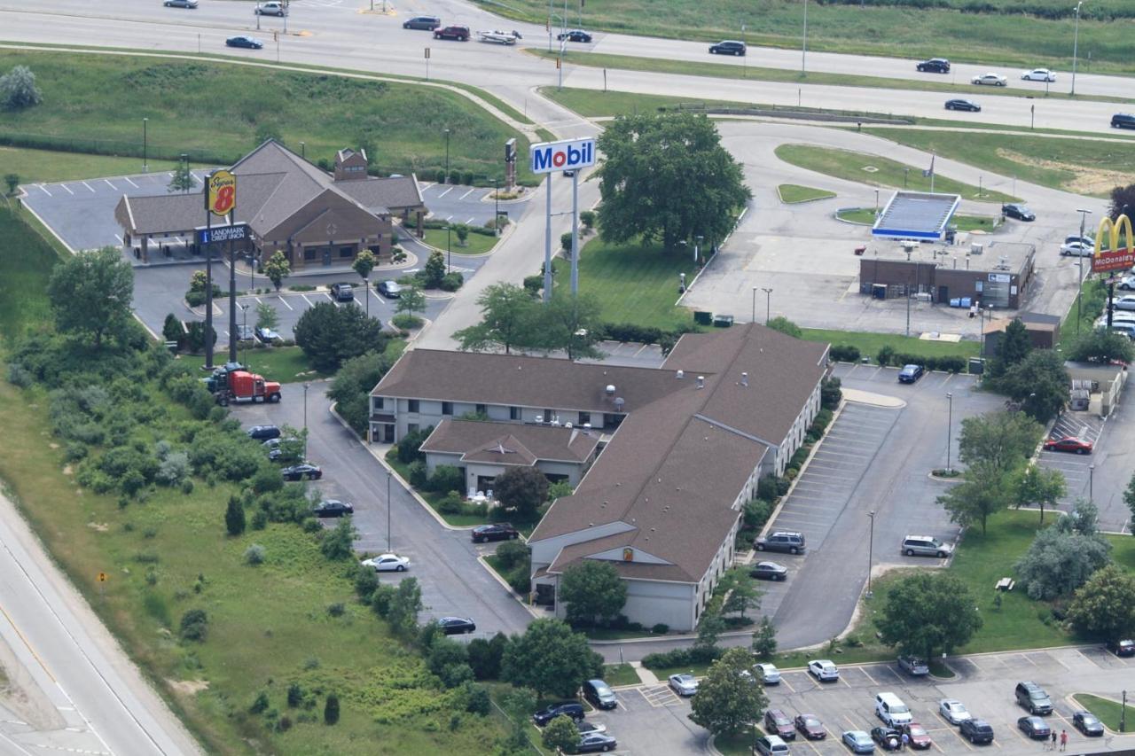 Hotel Super 8 By Wyndham Germantown/Milwaukee Exterior foto